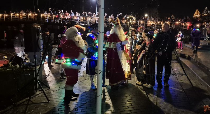 Mooi feestje bij uitzwaaien Sint en verwelkoming Kerstman