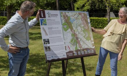 Ellert en Brammert opent poort naar Geopark De Hondsrug met onthulling toegangspaneel