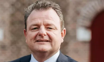 Burgemeester praat met bewoners Tuindorp