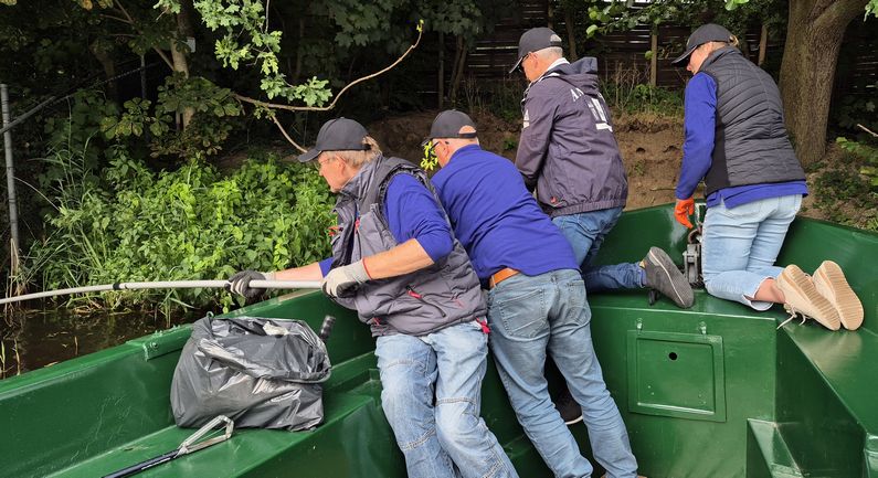 Rotary Coevorden verzamelde veel afval in en naast de grachten