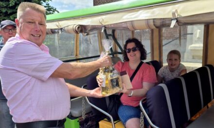 Centrummanagement verrast 5000ste passagier toeristentreintje