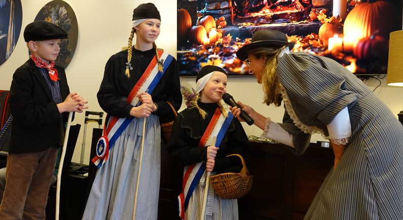 Nieuwe missen en mister bezoeken zorgcentrum Aleida Kramer