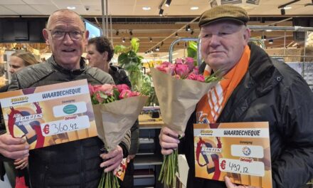 Blije gezichten bij uitreiking cheque na B’tjes-actie Jumbo René Kromkamp