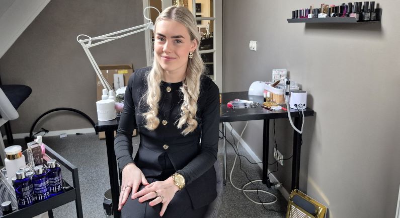 Roos Laarman (17) opent eigen salon ‘Pure by Roos’ in Dalen