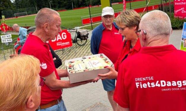 Feestelijke start Drentse Fiets4Daagse in Dalen met onthulling jubileumtegel