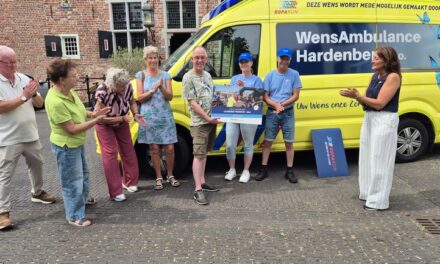 Cheque Roparun Coevorden verdeeld over Sigrids Garden en Wensambulance