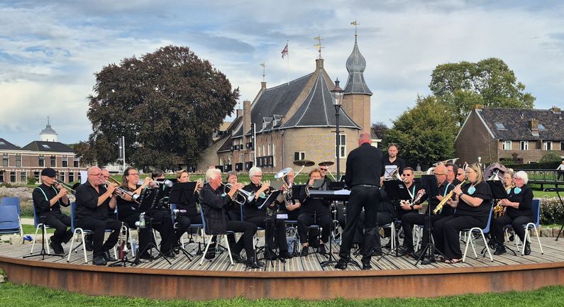 Kasteeltuinconcert trekt veel belangstelling (met foto’s en filmpjes)