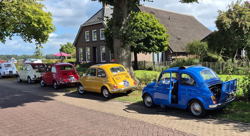 Vele oldtimers Fiat 500 op pad
