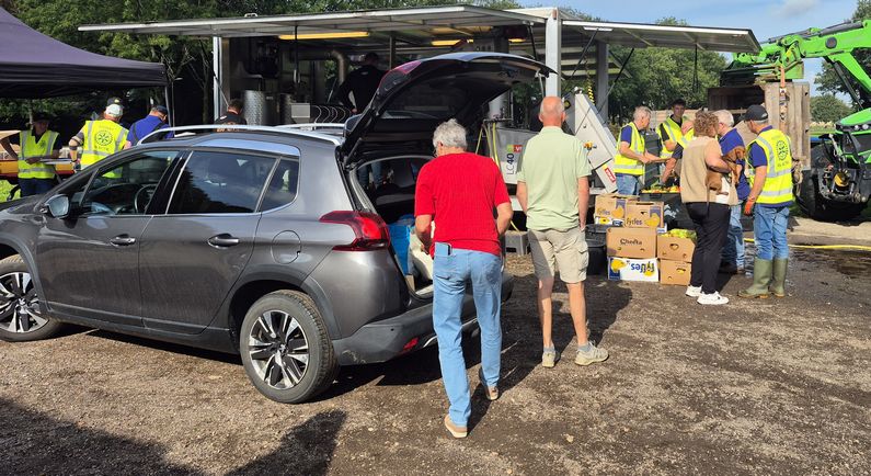 Rotary verwerkt 9 ton fruit tot sap op fruitpersdag